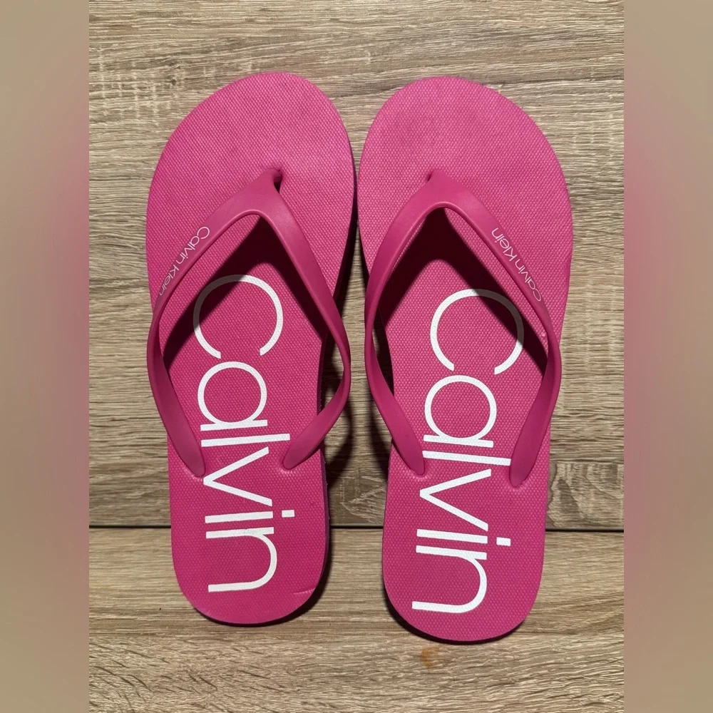 Calvin Klein Flip Flops Women’s size 7 logo shoes vacation Barbie pink sandals - Picture 2 of 5